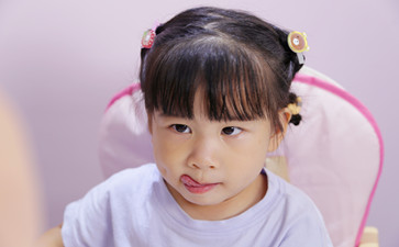 2歲半的寶寶說(shuō)話結(jié)巴怎么辦？做好這幾點(diǎn)很重要